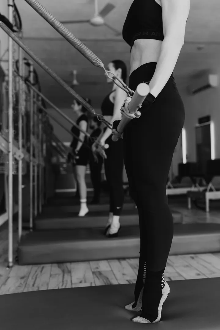 Detalle de una práctica de Pilates Clásico en la torre del estudio