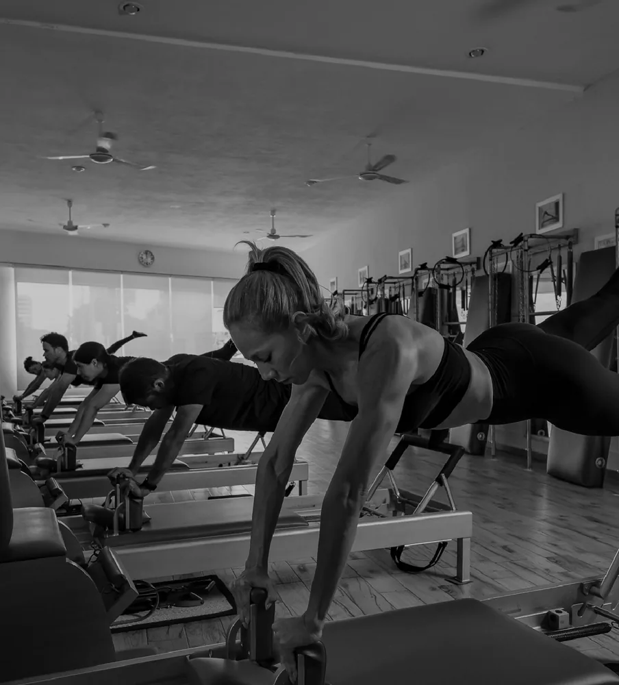 Clase grupal de Pilates Clásico sobre reformers en el estudio Pilates Workcenter